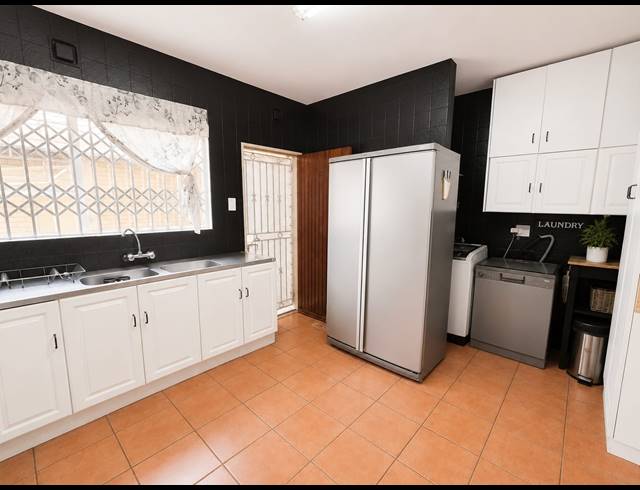 3 BEDROOM TOWNHOUSE TO LET IN THREE RIVERS PROPER